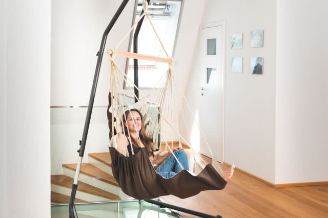 Hängesessel mit Gestell erdfarben mit Fussablage