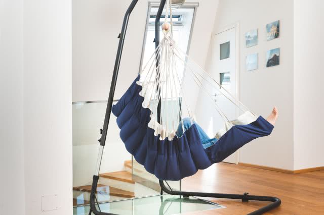 grosser blauer gefütterter Hängestuhl Fussablage ausgefahren