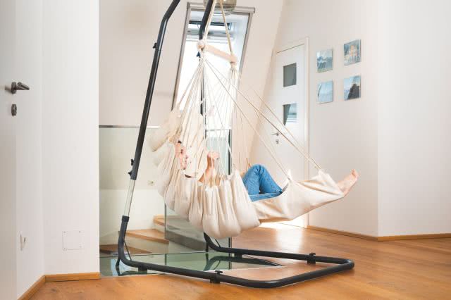 Gefütterter weisser Hängesessel mit Fussablage