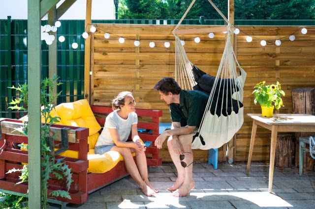 Hängesessel auf Terrasse gefüttert neben Couch Hängesessel auf Terrasse gefüttert neben Couch